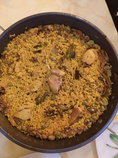 Una foto de Paella de pollo, habas y alcachofas