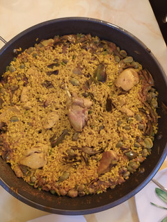 Una foto de Paella de pollo, habas y alcachofas