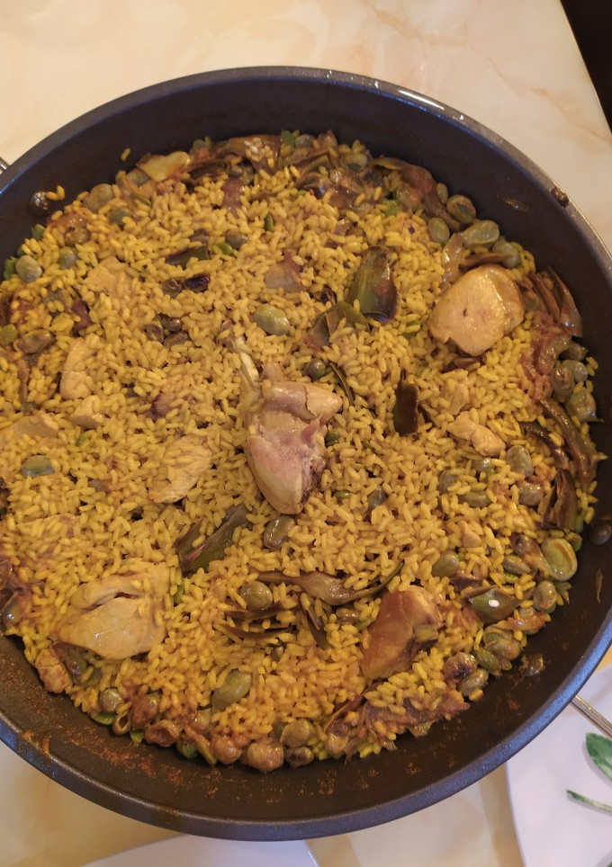 Una foto de Paella de pollo, habas y alcachofas