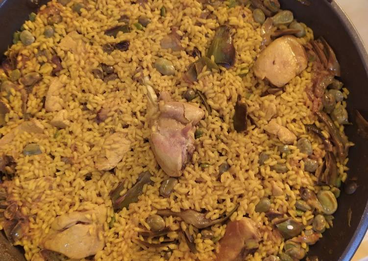 Paella de pollo, habas y alcachofas