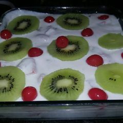 A picture of Kiwi and fruit cream.