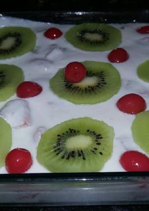 A picture of Kiwi and fruit cream.