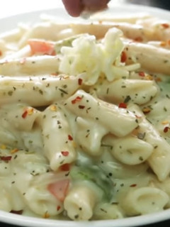 কাফে স্টাইল ক্রিমি হোয়াইট সস পাস্তা(Cafe style creamy white sauce pasta recipe in Bengali) রেসিপির প্রধান ছবি