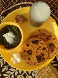 A picture of Sarson da saag te makki di roti.