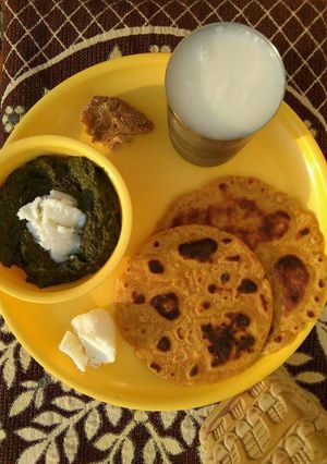 A picture of Sarson da saag te makki di roti.
