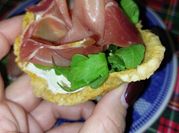 Una foto di cestini di parmigiano per antipasto
