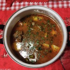 A picture of Aloo gosht.