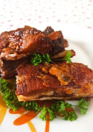 Omlós, fokhagymás sült oldalas recept fotója