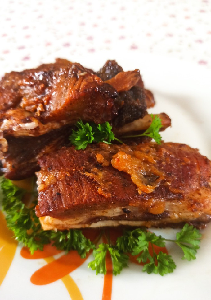 Omlós, fokhagymás sült oldalas recept fotója