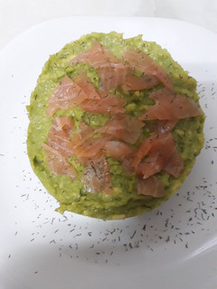Una foto de Tartar de salmón ahumado y aguacate