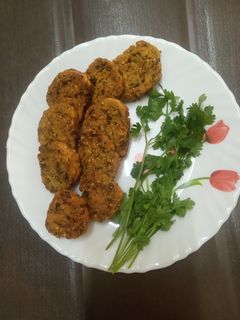कोथिंबीर वडी (kothimbir wadi recipe in marathi) रेसिपी चे मुख्य फोटो