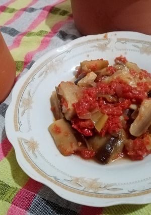 O poză a rețetei Mâncare de vinete, în veselă de lut, la cuptor.