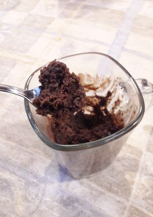 Una foto de Brownie en taza y en microondas