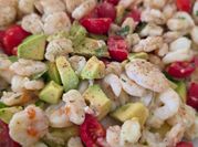 Una foto di insalata con avocado