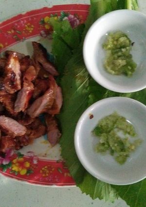 Hình của món Diềm heo nướng cuốn cải xanh.