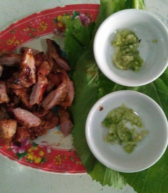 Hình của món Diềm heo nướng cuốn cải xanh.