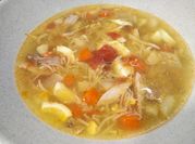 Una foto de sopa de pollo con carcasa