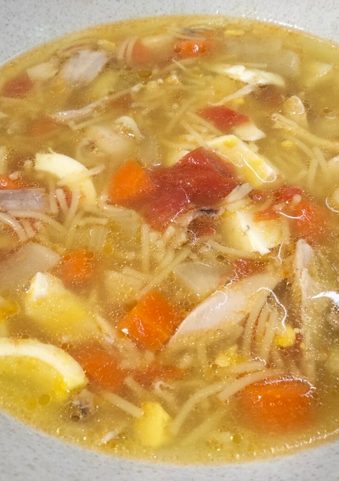 Una foto de Sopa de pollo o menudillos