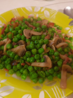 Una foto de Guisantes con champiñones y jamoncito