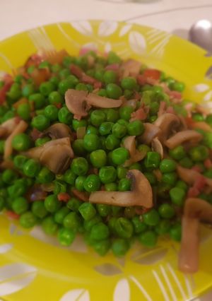 Una foto de Guisantes con champiñones y jamoncito