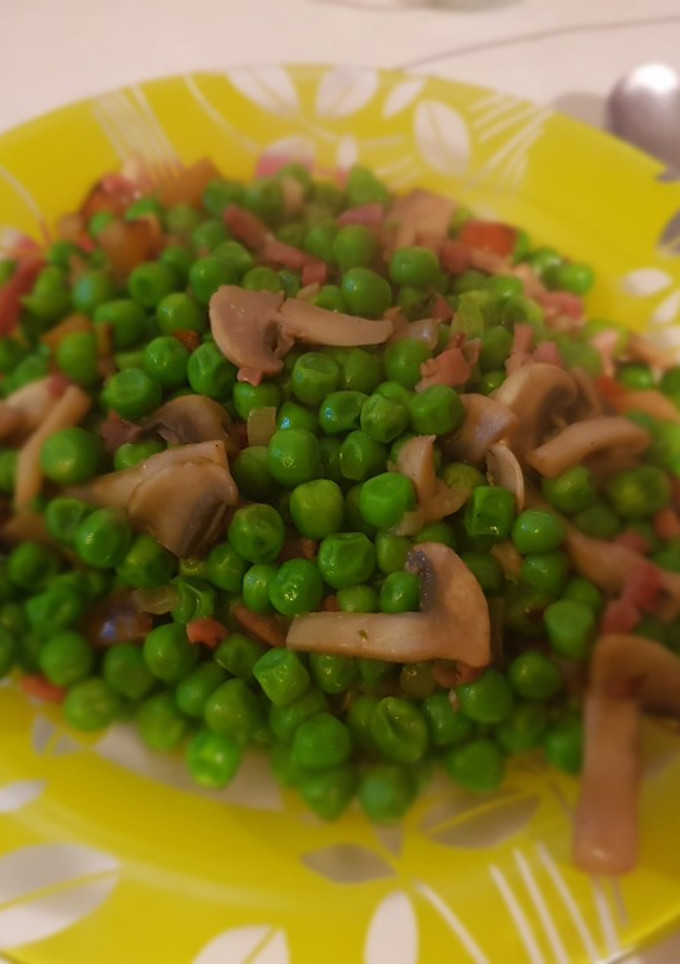 Una foto de Guisantes con champiñones y jamoncito