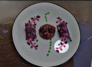 Una foto de Culis de bayas negras con vino tinto