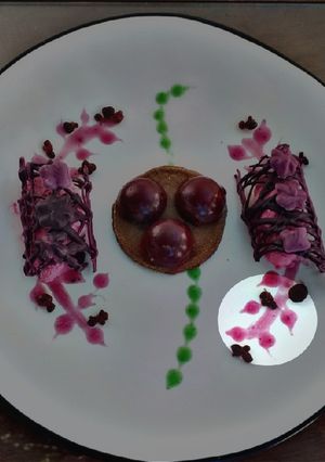 Una foto de Culis de bayas negras con vino tinto