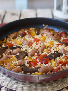 Una foto de Salchichas en arroz con verduras y Pedro Ximénez