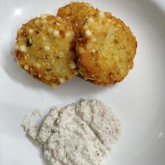 A picture of Sabudana Tikki with Peanut coconut chutney.