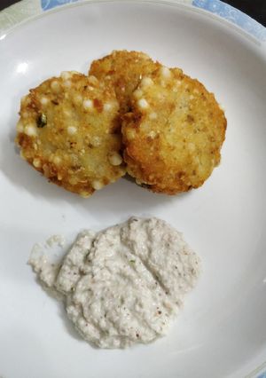 A picture of Sabudana Tikki with Peanut coconut chutney.