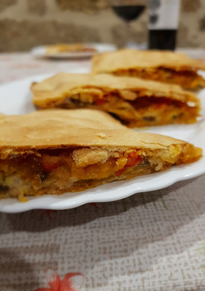 Una foto de Empanada de sardinas (xoubas)