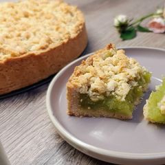 A picture of Apple Pie with Caramelized Apple Filling and Crispy Crumb Topping.