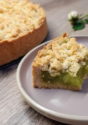 A picture of Apple Pie with Caramelized Apple Filling and Crispy Crumb Topping.