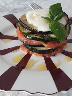 Una foto de Mil hojas de verdura y queso