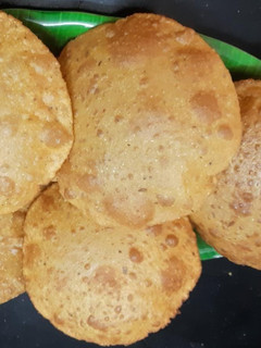 मसाला पुरी (Masala Puri Recipe In Marathi) रेसिपी चे मुख्य फोटो