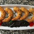 Langostinos crujientes con crema de ajo negro