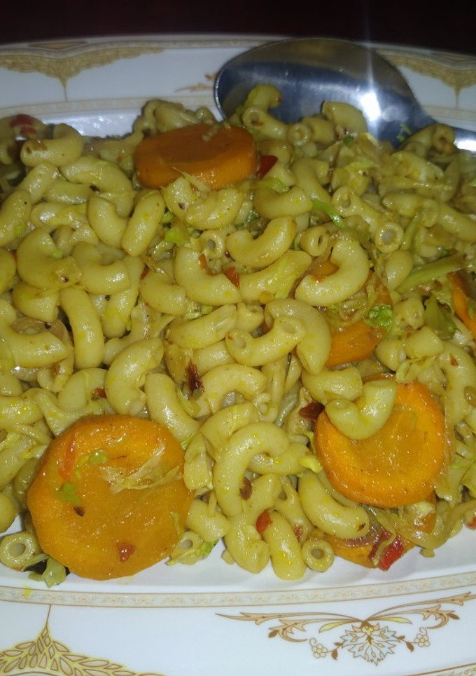 A picture of Macaroni jollof.
