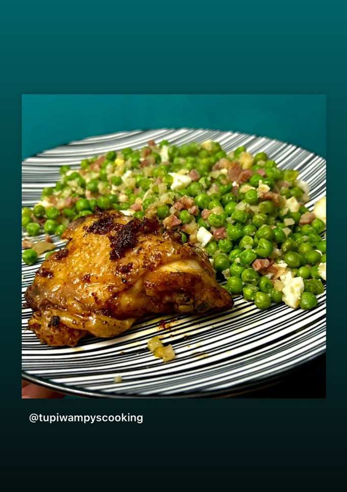 Una foto de Guisantes con jamón y bacon con pollo en airfryer