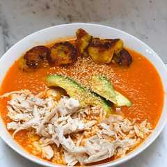 Una foto de Almuerzo fácil: Crema de tomate con pollo 🍅 🍗