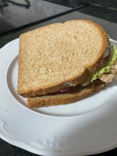 Una foto de Sándwich de pavo y vegetales