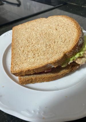Una foto de Sándwich de pavo y vegetales