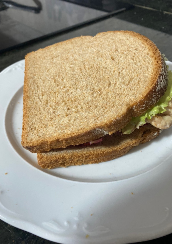 Una foto de Sándwich de pavo y vegetales