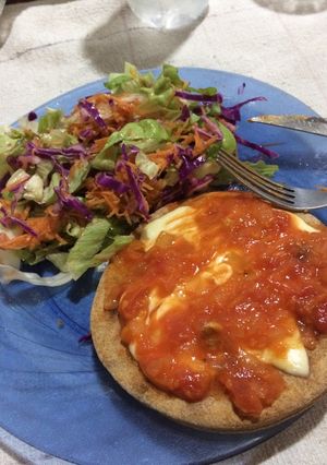 Una foto de Pizzeta Int con ensalada