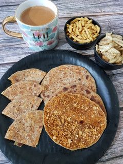 પાપડના સ્ટફ પરાઠા (Papad Stuffed Paratha Recipe In Gujarati) રેસીપી મુખ્ય ફોટો