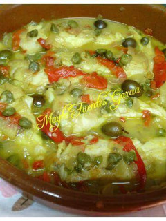 Una foto de Cazuela de pescadillas con alcaparras, piquillo y aceitunas