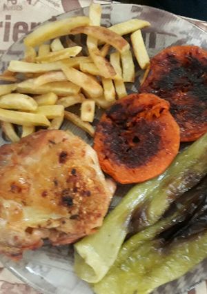 Una foto de Pollo al horno con rodajas de zapallo, ajíes y papas al horno