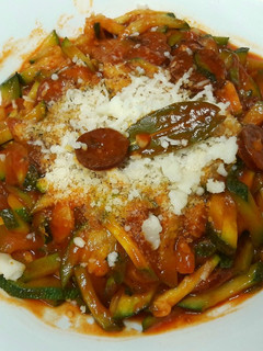 Una foto de Fideos de calabacín con tomate y chorizo ahumado