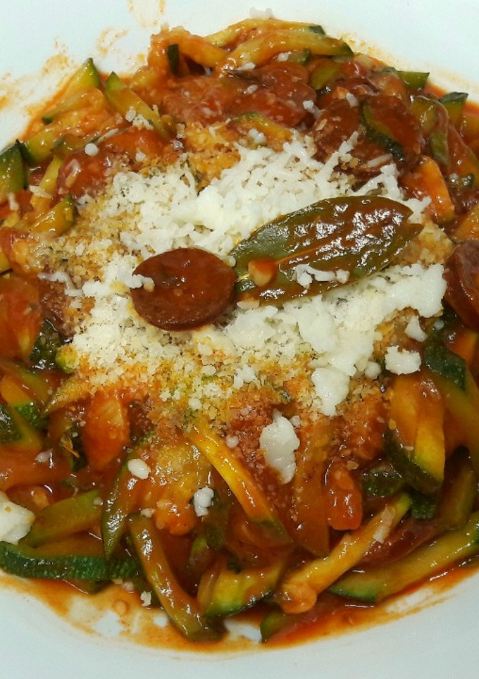 Una foto de Fideos de calabacín con tomate y chorizo ahumado