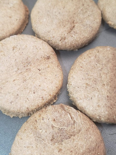 Una foto de Galletas de boniato y manteca de maní