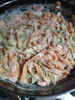 Una foto de Pastas con salmón ahumado, camarones y crema